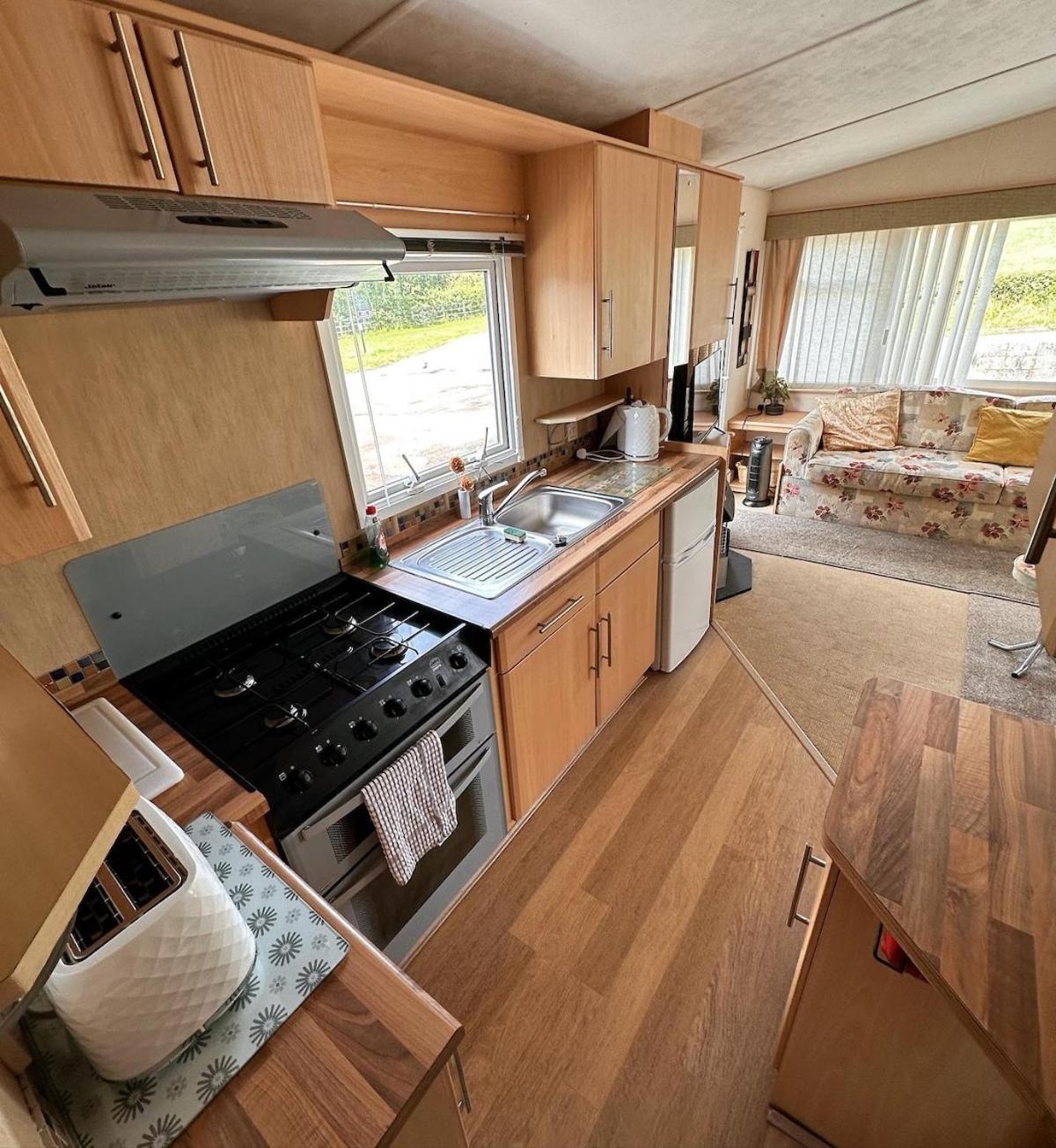 4-Bedroom Cosalt Caravan In Uddingston, Glasgow Екстер'єр фото