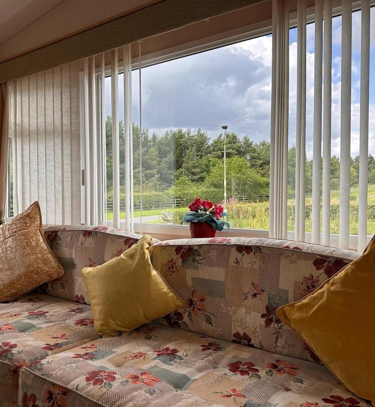 4-Bedroom Cosalt Caravan In Uddingston, Glasgow Екстер'єр фото